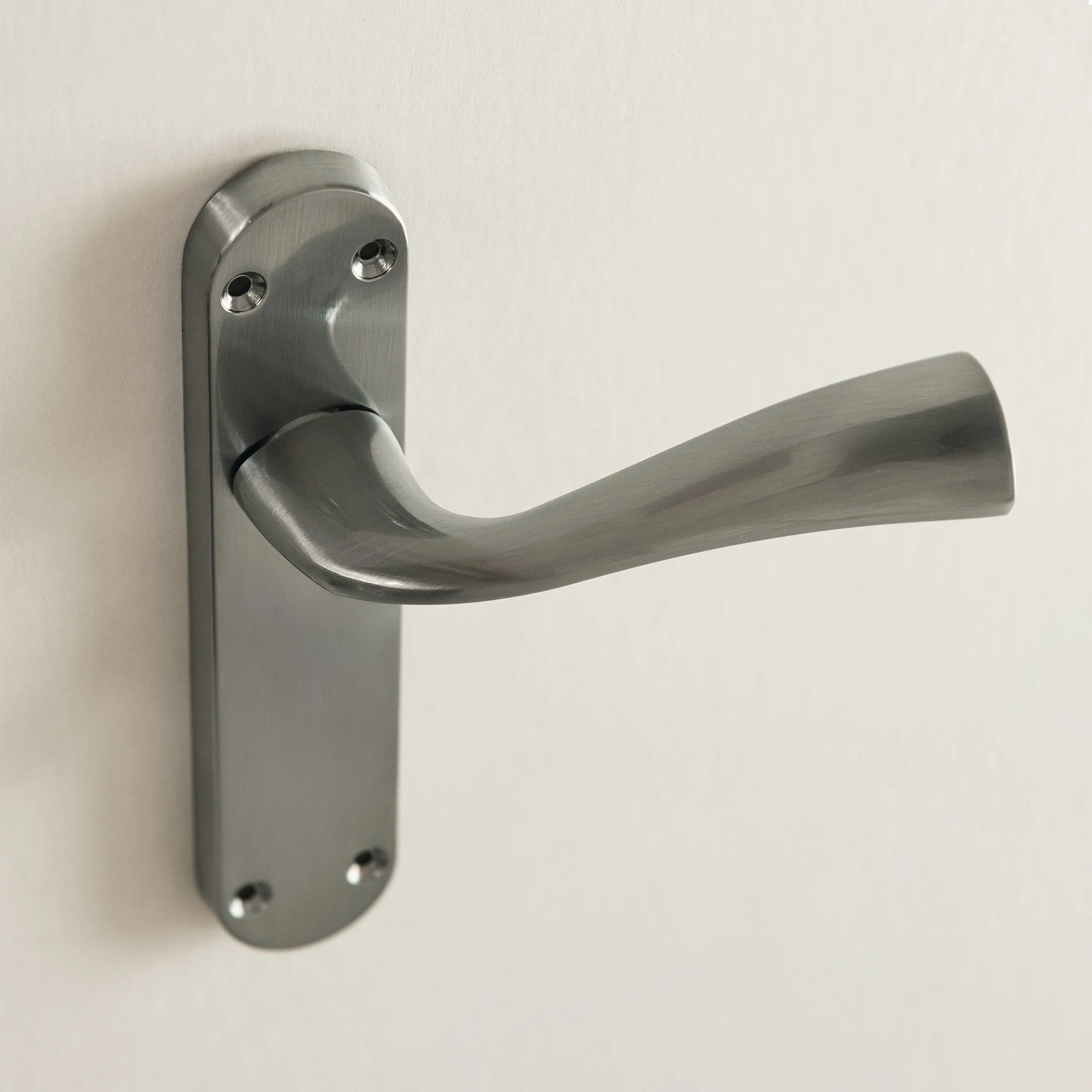 Scimitar Lever on Backplate Door Handle Set - Satin Chrome - Image 2