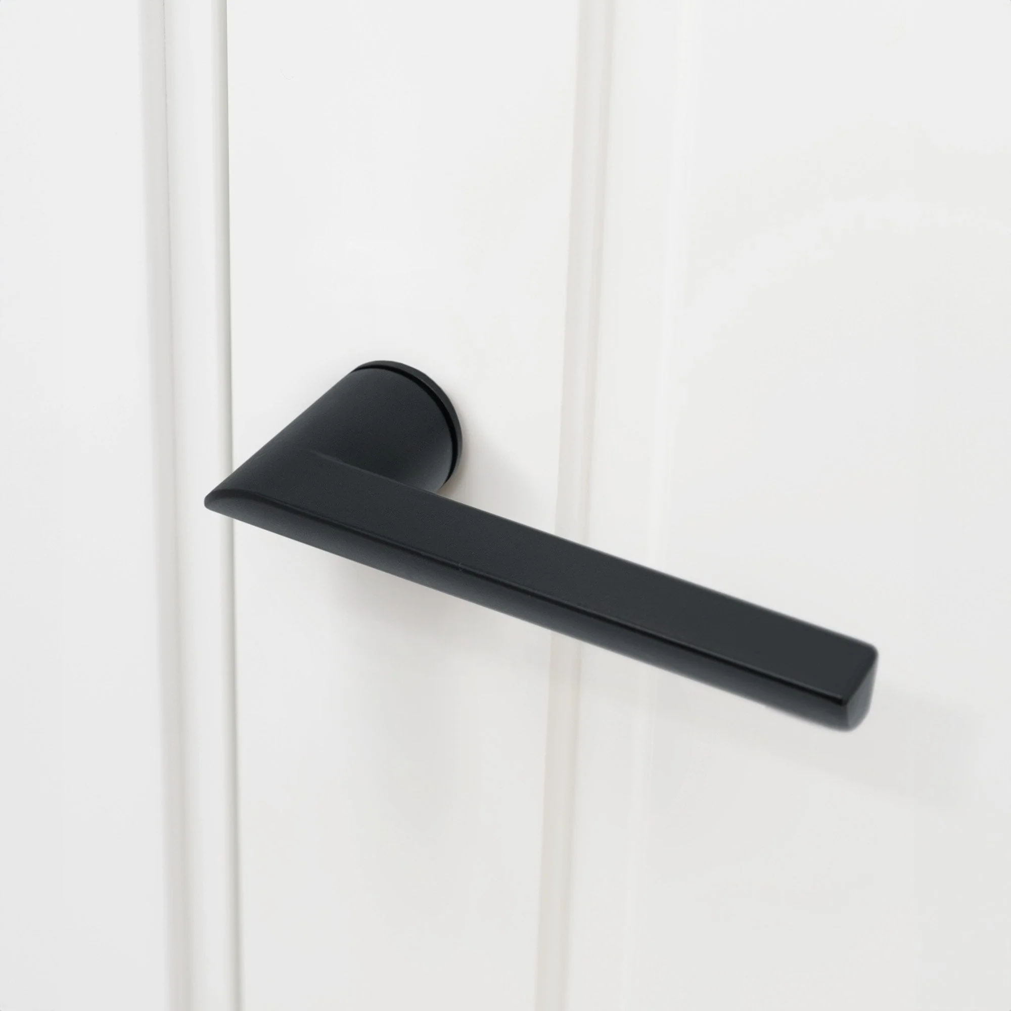 Studio Industrial Round Rose Lever Door Handle Set - Matt Black - Image 4